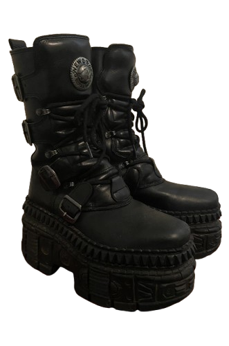 A pair of tanky M-WALL1473 platforms. A staple of every coordinate.